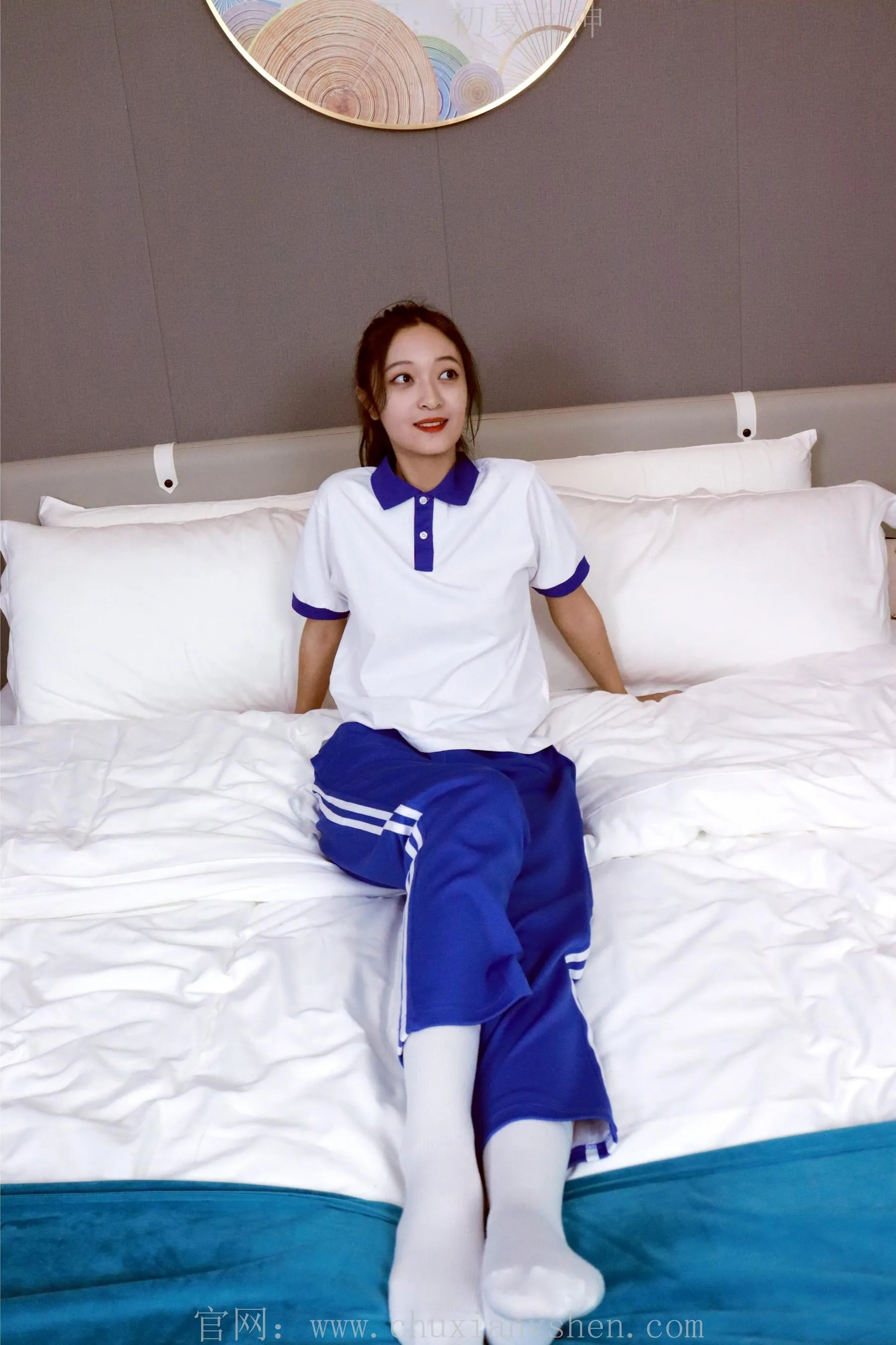 初夏女神 NO.001 依依校服搭配37码运动鞋拍摄 [126P]插图9